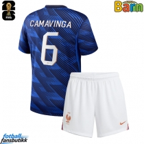 Frankrike Eduardo Camavinga #6 Hjemmedraktsett Barn VM 2026 Kortermet (+ Korte bukser)